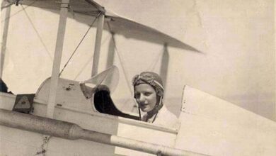 صورة حققت المستحيل قبل بلوغ الـ 30.. تعرف على أول امرأة تحلق بطائرة في تاريخ مصر