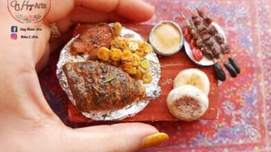 صورة مائدة طعام بحجم الجنيه ولوحات ريفية.. “هبة عتمان” تحول الصلصال إلى لوحات فنية