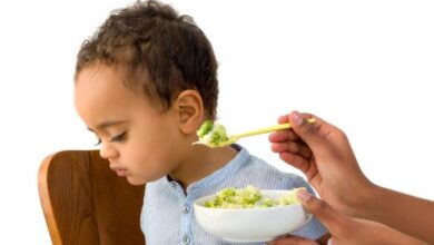 صورة “سنة أولى ماما” .. كيف نشجع الطفل على التخلص من مشكلات الطعام؟