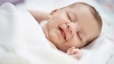 صورة هل طفلك الرضيع يضحك أثناء النوم؟.. إليكِ الأسباب