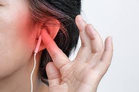 صورة الأضرار خطيرة.. تحذيرات من استخدام سماعات الأذن لفترة طويلة
