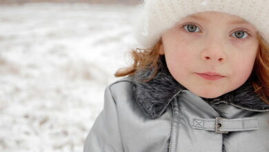 صورة كيف تحافظين على طفلك دافئًا خلال فصل الشتاء.. إليك بعض النصائح