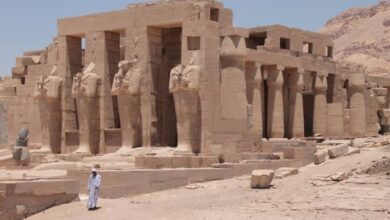 صورة “معبد الرامسيوم”.. تضم جدرانه نقوشًا تروي طبيعة الحياة الفرعونية