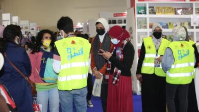 صورة وزيرة الثقافة تثمن جهود شباب المتطوعين بمعرض القاهرة الدولي للكتاب 53
