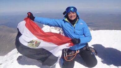 صورة منال رستم.. أول سيدة مصرية تصل إلى قمة جبل إيفريست