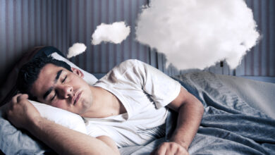 صورة بين السعادة والقلق.. لماذا نحلم أثناء النوم؟