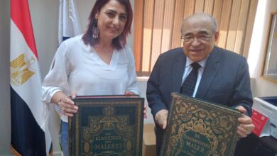 صورة «كتب موسوعية وصور فريدة».. مدير مكتبة الإسكندرية يتلقى إهداء نادر