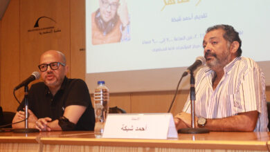 صورة الكاتب عمر طاهر في معرض مكتبة الإسكندرية للكتاب