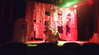 صورة العرض المسرحي “نهاية اللعبة” لنوادي المسرح التجريبي بقصر ثقافة سوهاج