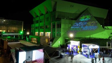صورة إضاءة مبنى مكتبة الإسكندرية باللون الأخضر احتفالاً بانطلاق قمة المناخ COP27