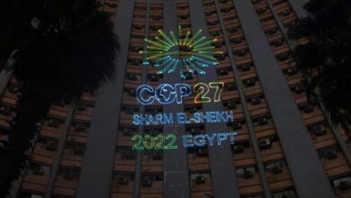 صورة مبني وزارة الشباب والرياضة يتزين بشعار قمة المناخ COP27