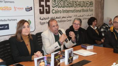 صورة وزيرة الثقافة تشهد توقيع كتاب “مختارات قصصية من حول العالم” لشباب المترجمين