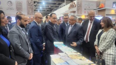 صورة رئيس مجلس الوزراء يتفقد جناح مكتبة الإسكندرية بمعرض القاهرة الدولي للكتاب