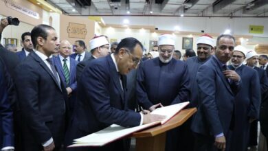 صورة رئيس الوزراء يشيد بجناح الأزهر بمعرض القاهرة الدولي للكتاب