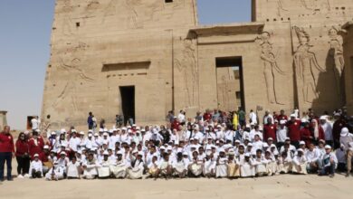صورة أطفال “أهل مصر” في ضيافة معبد فيلة بأسوان