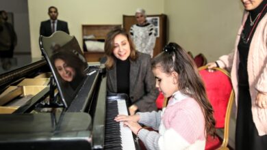 صورة وزيرة الثقافة تحضر أولى دروس العزف على البيانو لطفلة “قادرون باختلاف” تاليا محمد وتوجه بتوفير كافة أشكال الدعم
